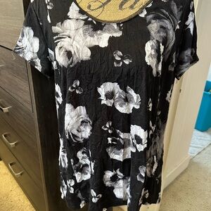 Simply Vera Vera Wang Black and White Floral Short Sleeve Tee